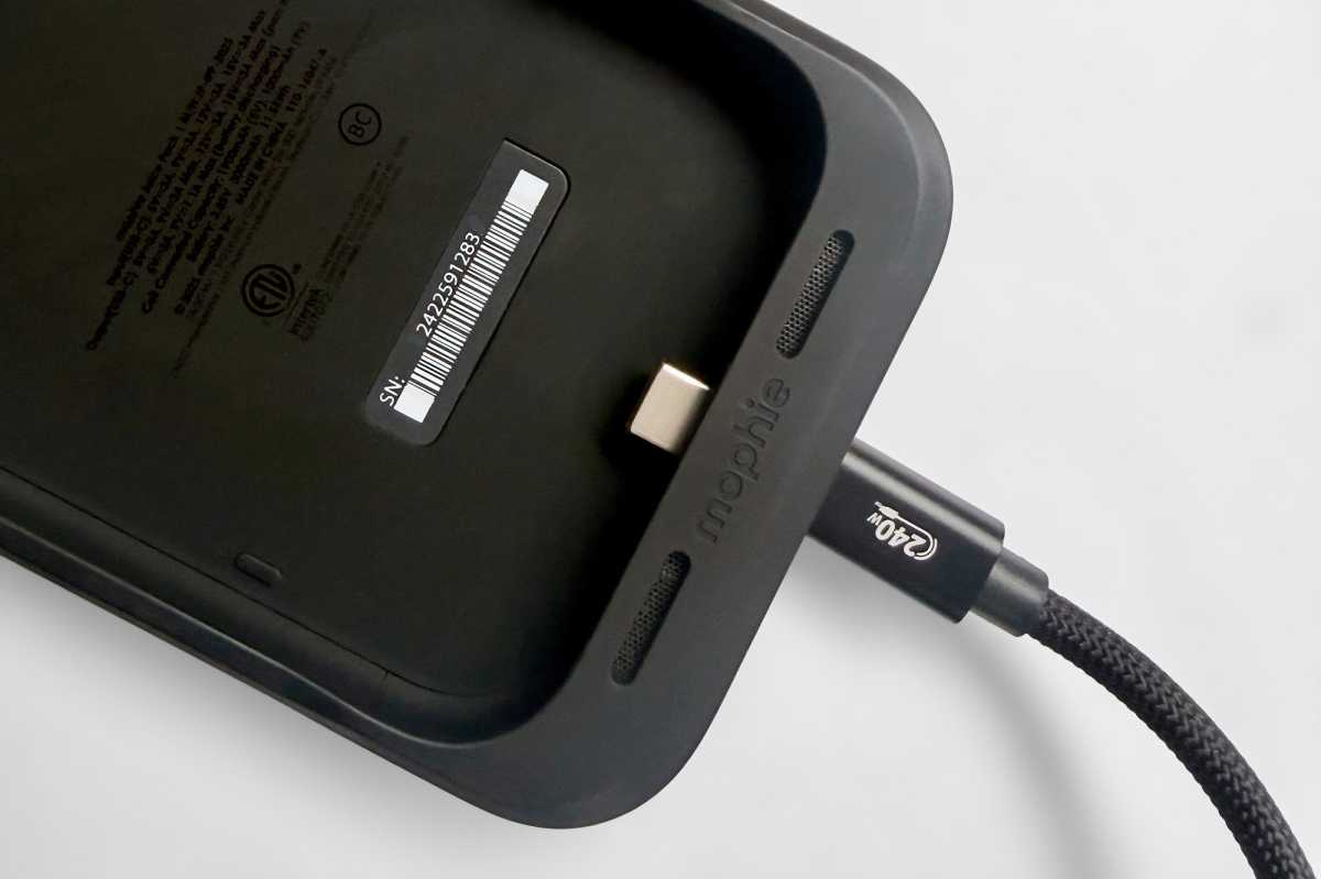 Mophie Juice Pack for iPhone 17 Pro USB-C connection