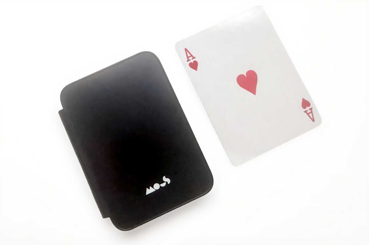 Cargador inalámbrico 3 en 1 de Mous frente a naipe