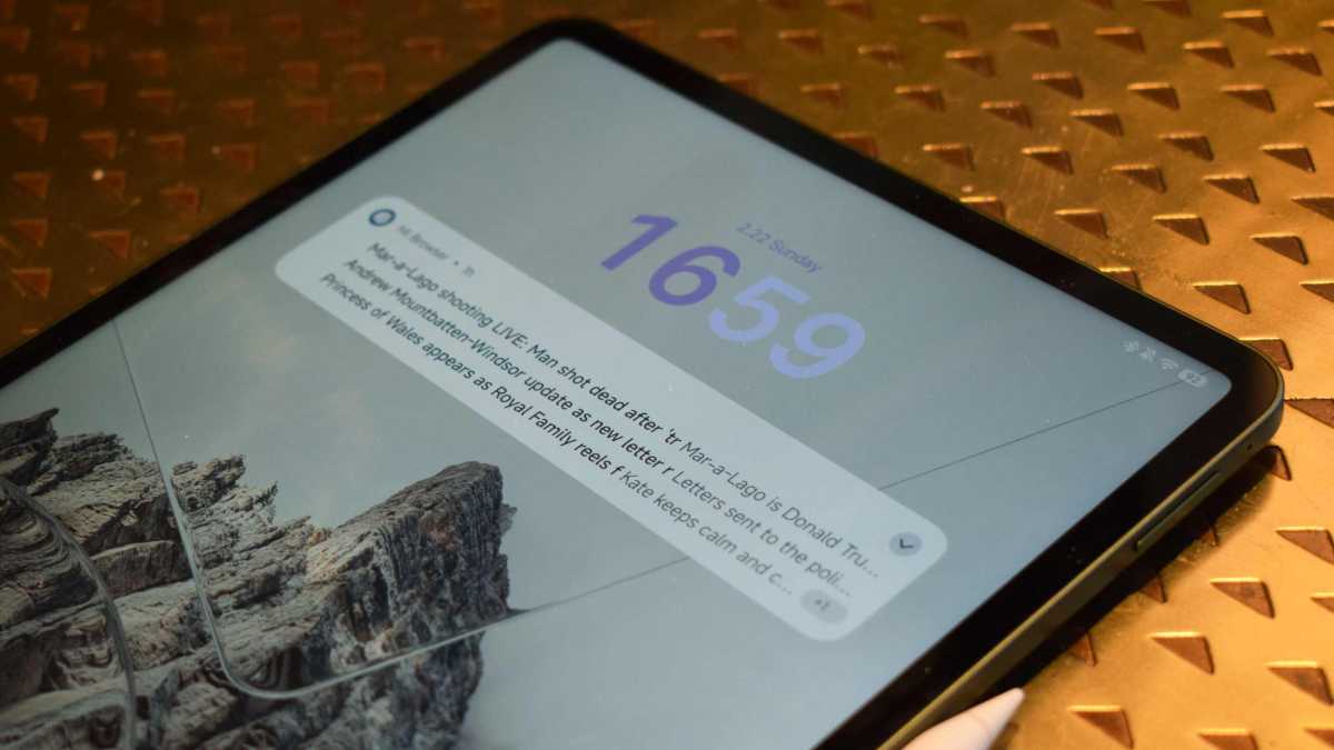The Xiaomi Pad 8 lock screen with some Mi Browser notifications.
