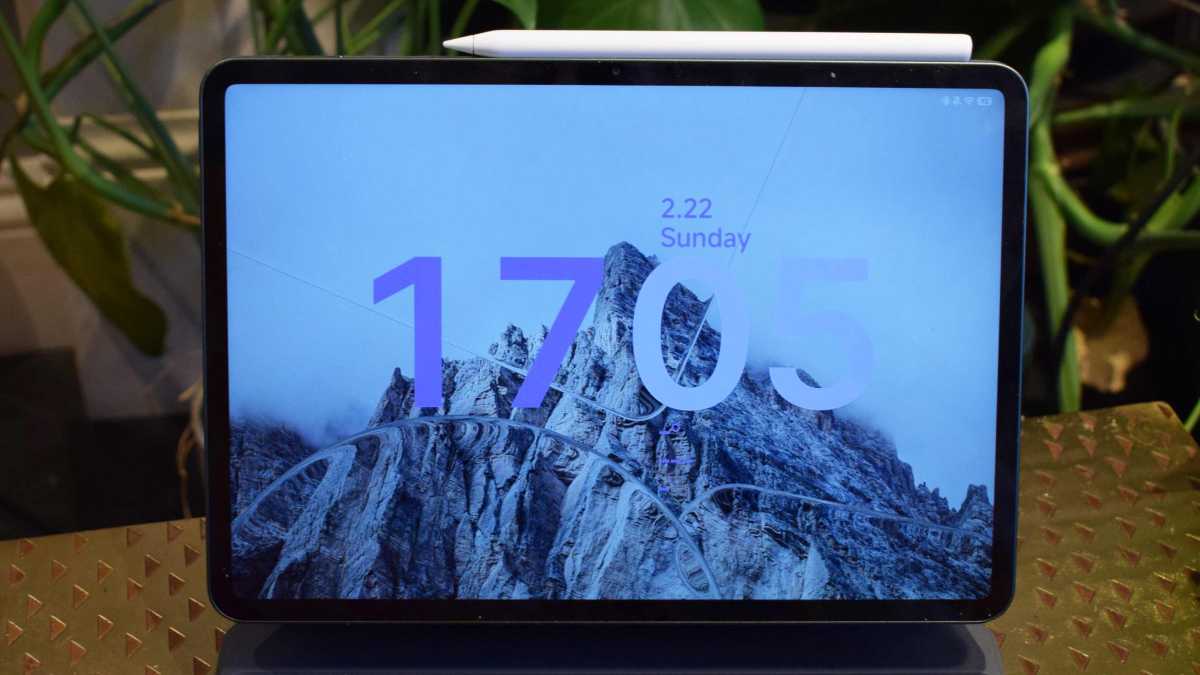 The Xiaomi Pad 8, showing its lock screen.