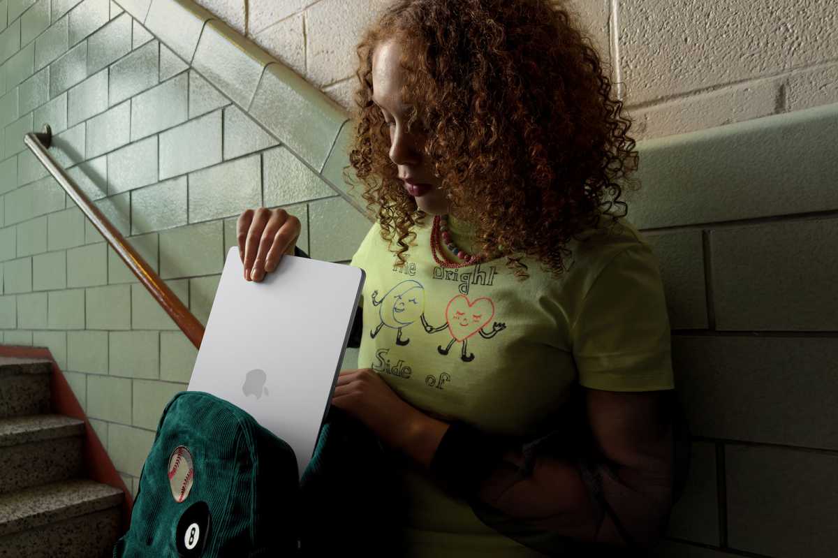Apple M5 MacBook Air Girl