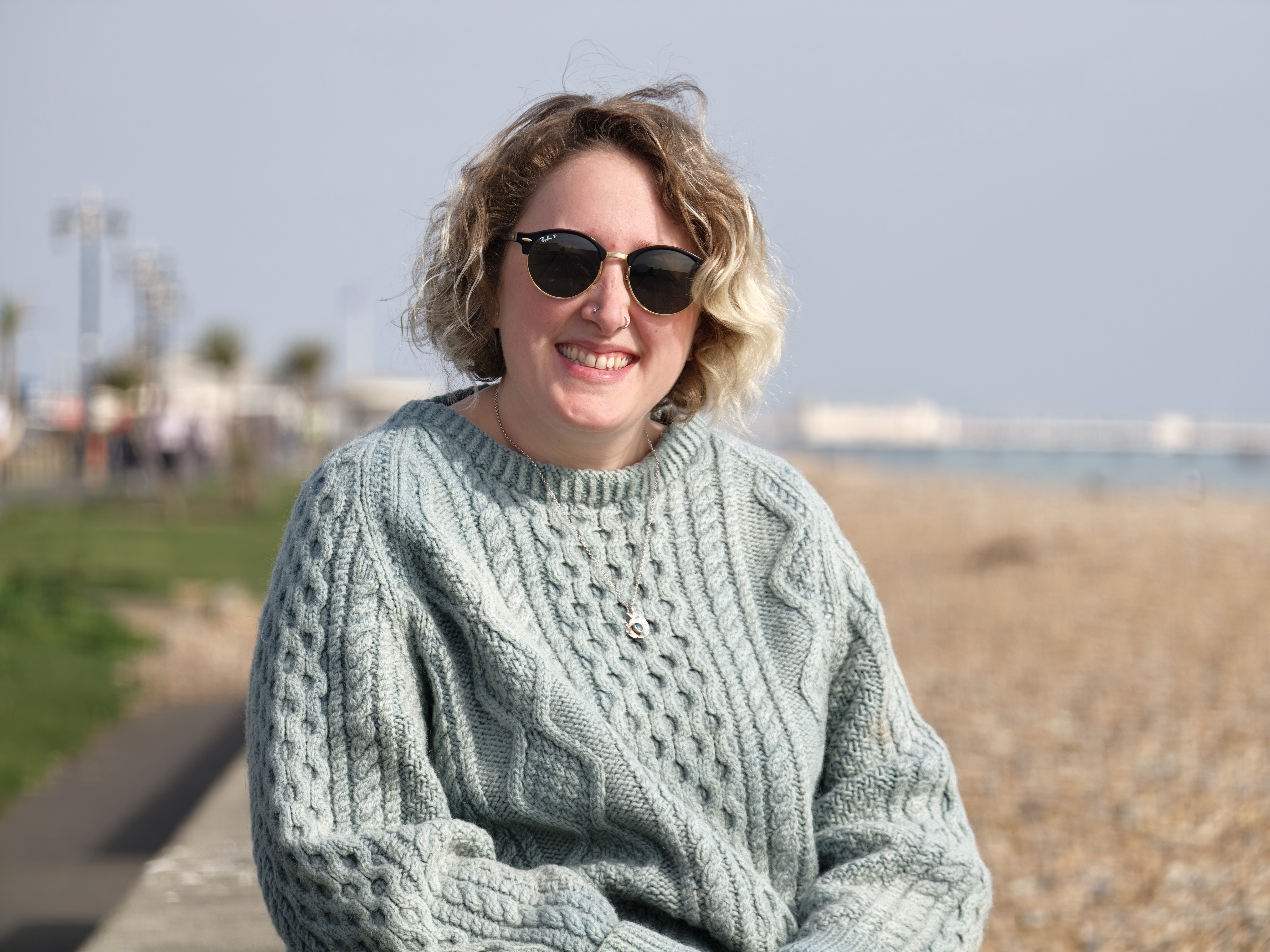 Honor Magic 8 Pro camera sample Professional Imaging Kit Oppo Find X9 Pro with teleconverter comparison Ellie looking