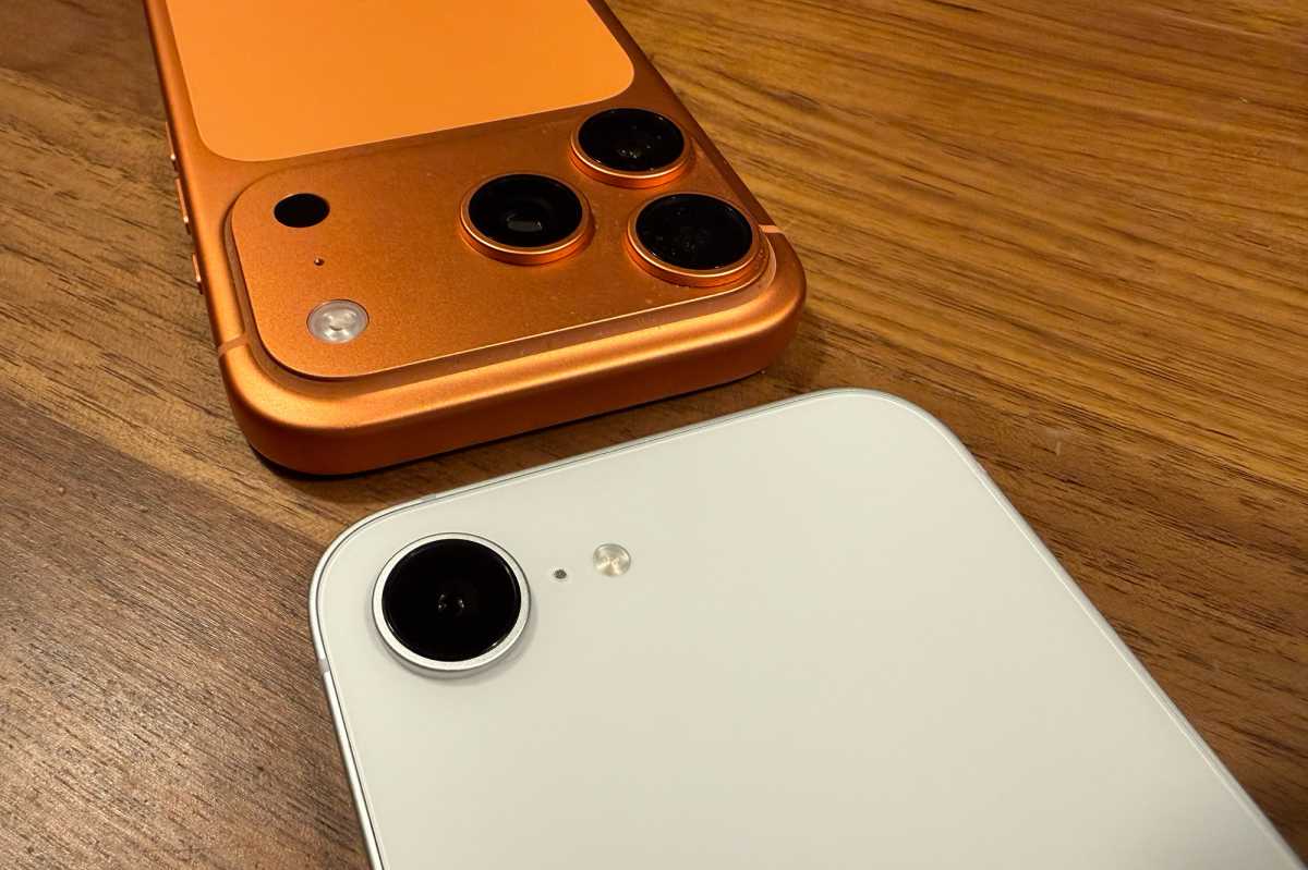 Iphone 17e har en kamera, Iphone 17 Pro har tre. De ligger på ett bord med baksidorna upp.