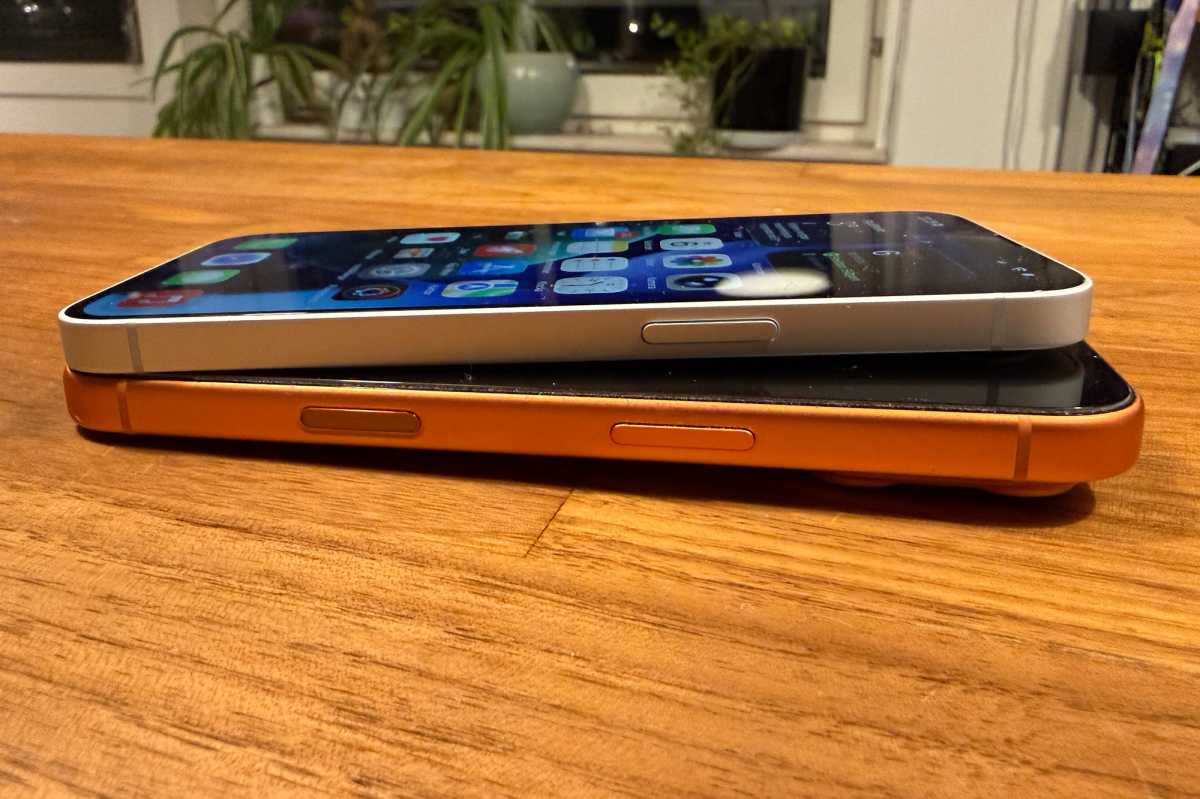 Iphone 17e ligger ovanpå Iphone 17 Pro. Kamerareglaget finns bara på Pro:n.