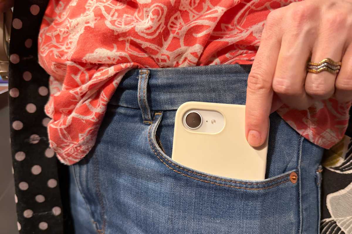 Iphone 17e sticker upp ur en jeansficka.