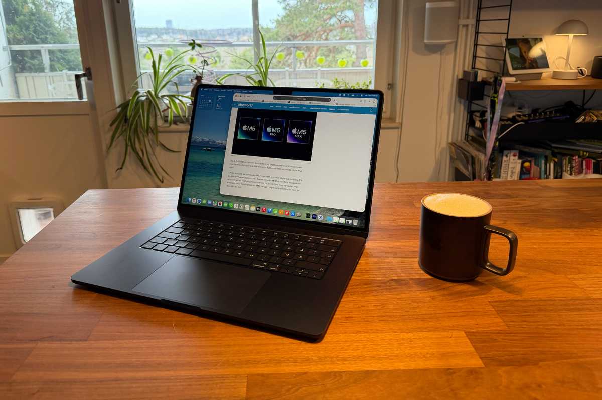 Macbook Air M5 på bänk med kaffekopp.