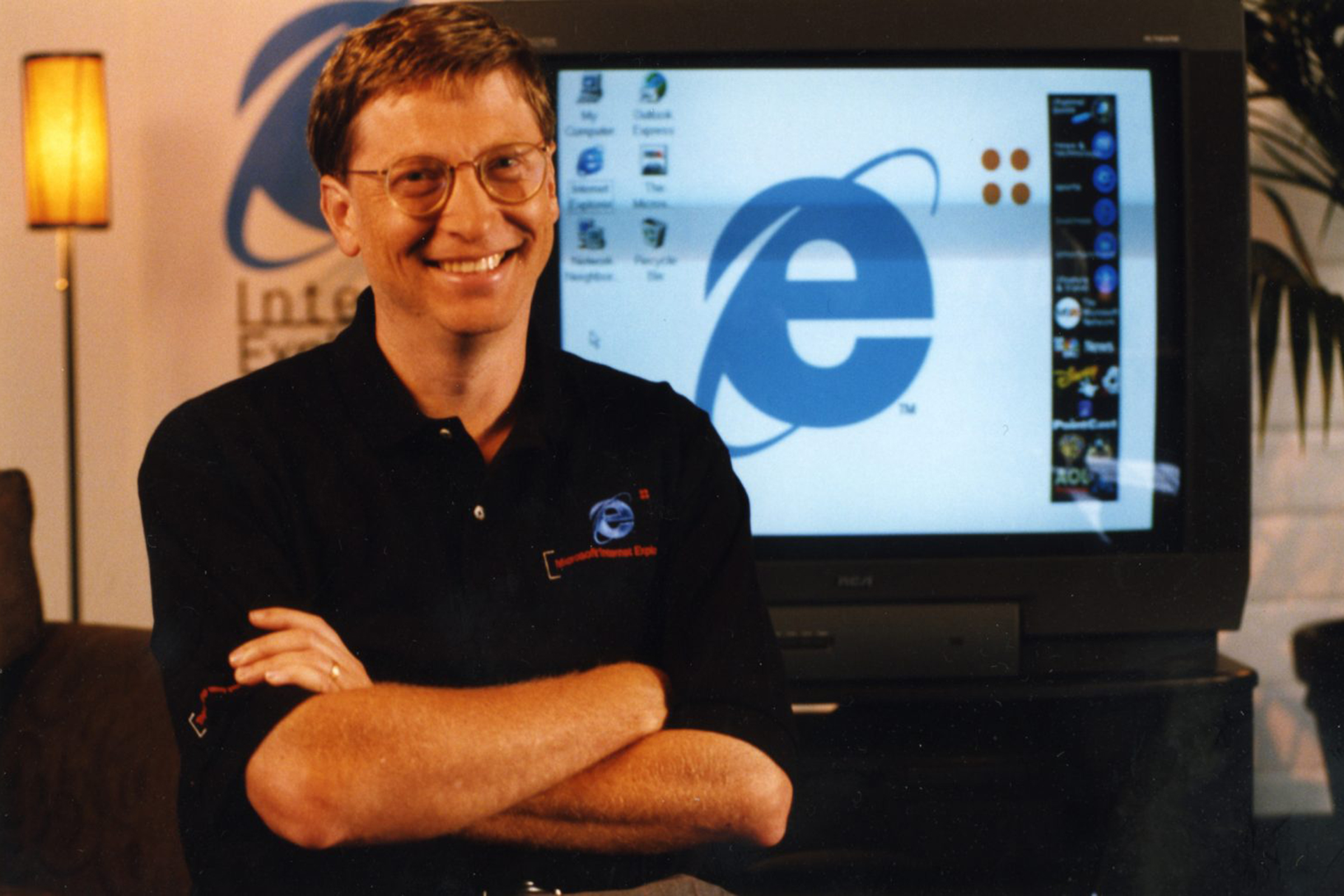 Bill Gates at Microsoft in 1995 with Internet Explorer