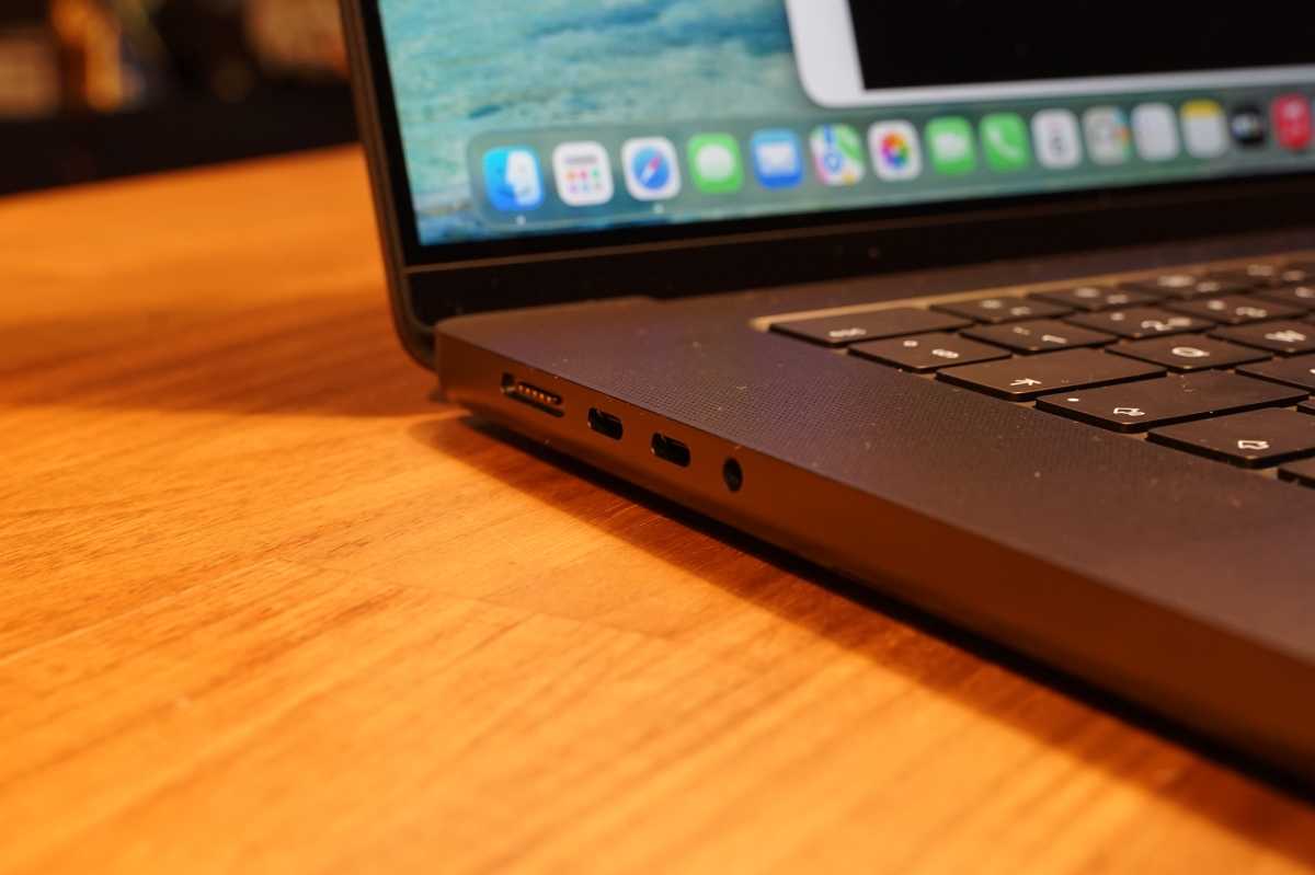 Macbook Pro 16 M5 Max, portarna på vänster sida.