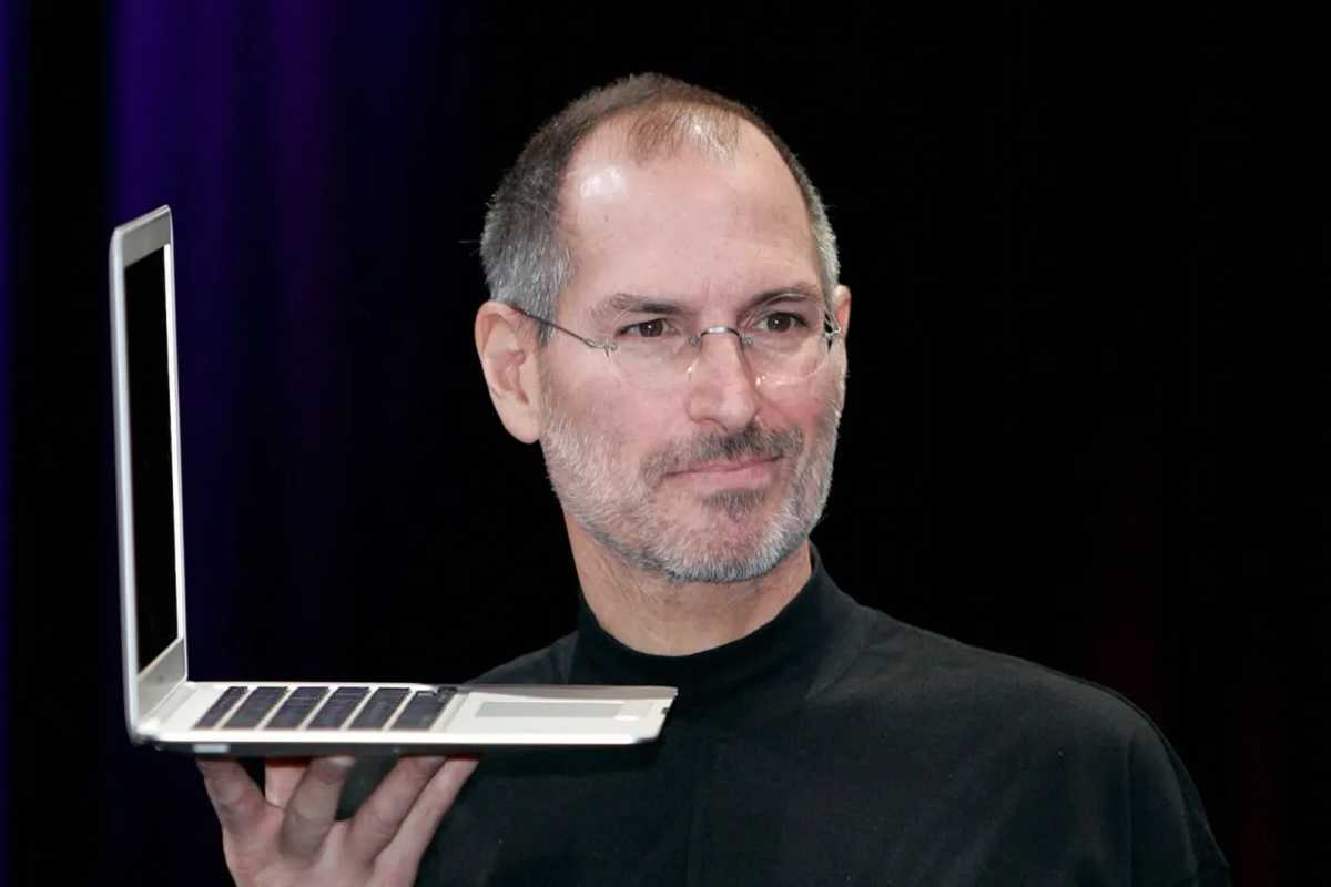 Steve jobs holding the MacBook Air at Macworld san francisco 2008