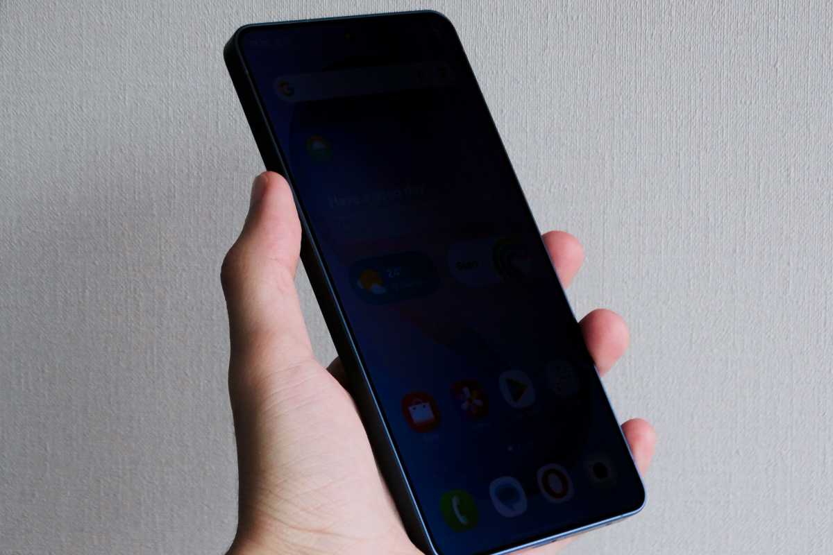 Showing the S26 Ultra Privacy Display in action