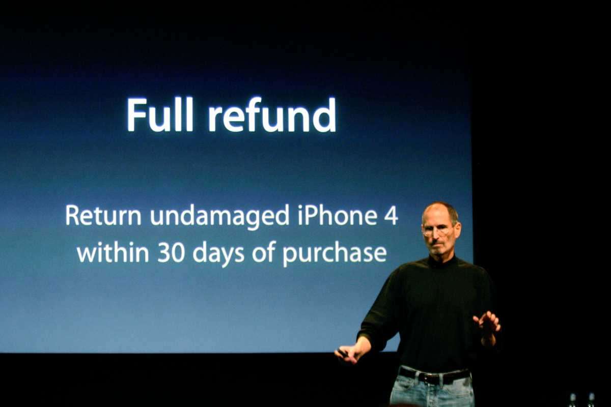 Steve Jobs offers a full refund for iPhone 4.