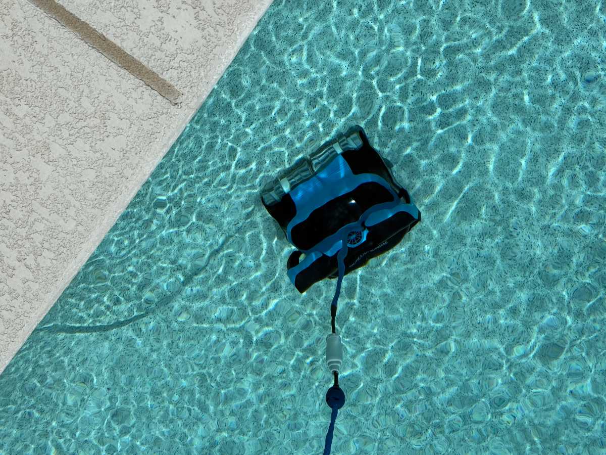 Maytronics Dolphin Nautilus CC Supreme in the water