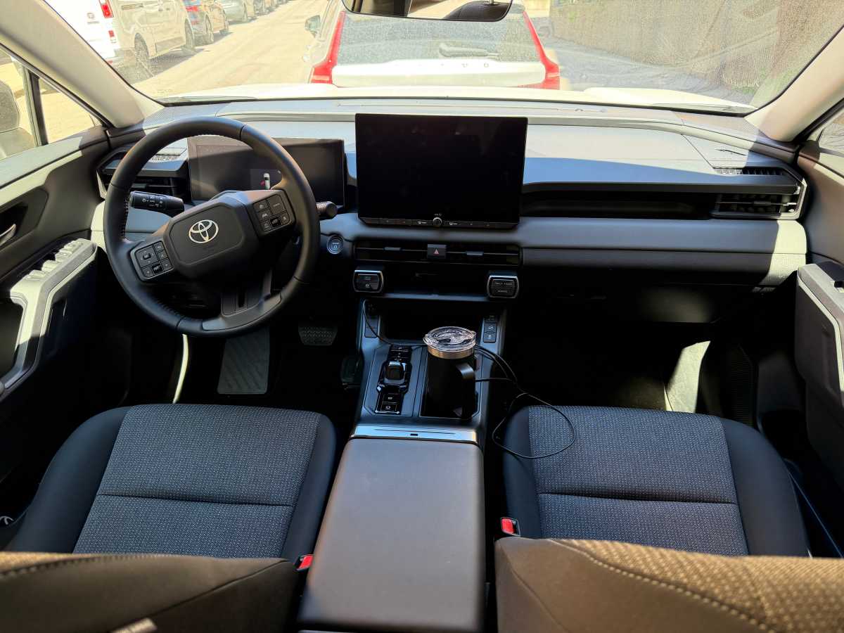 Toyota RAV4 HEV im Test: Preisgünstiger, praktischer und geräumiger ...
