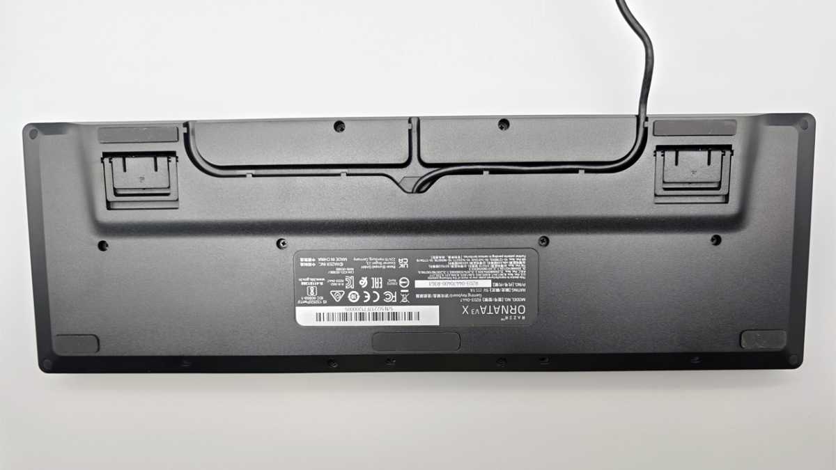 Unterseite mit Kabelführung bei der Razer Ornata V3 X