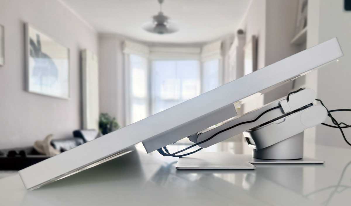 Alogic Aspekt Touch 32 inch Display lowered side