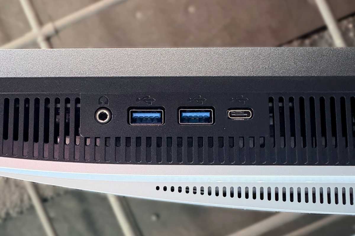 BenQ MA320UG USB ports