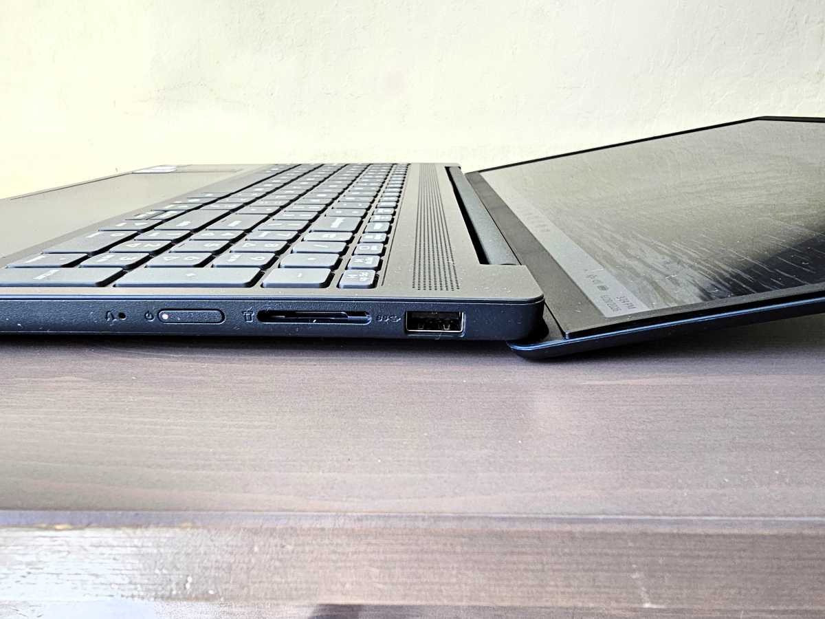 Lenovo IdeaPad Slim 3i right side