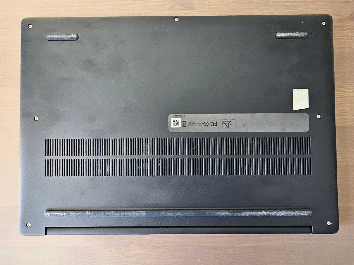Lenovo IdeaPad Slim 3i venting