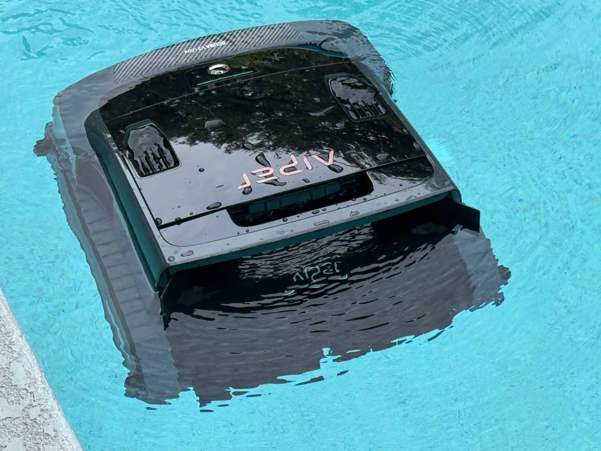 Aiper Scuba V3 Ultra in action