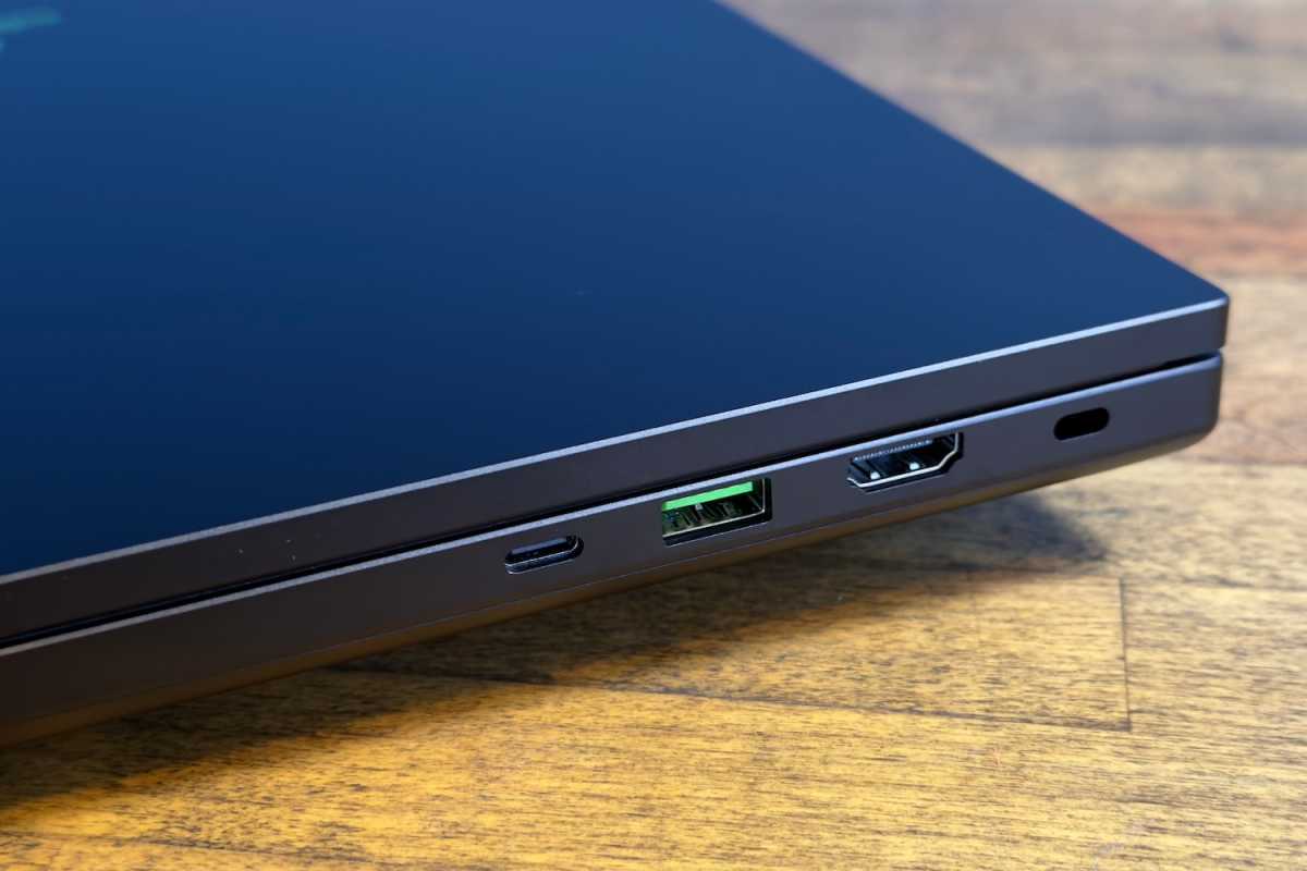 Razer Blade 18 ports