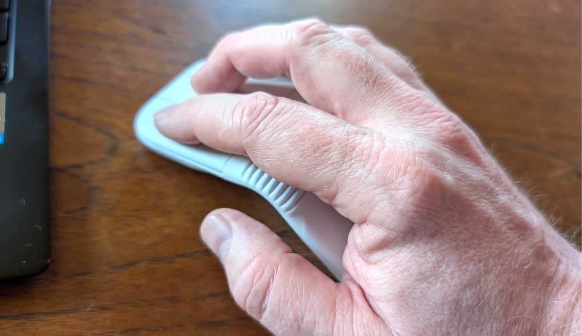 Logitech Mobi Fold i handen