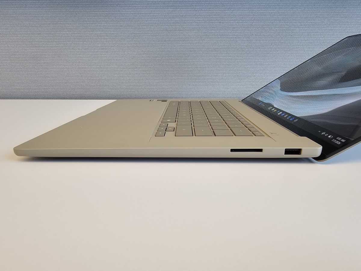 Asus ZenBook A16 UX3607O right side