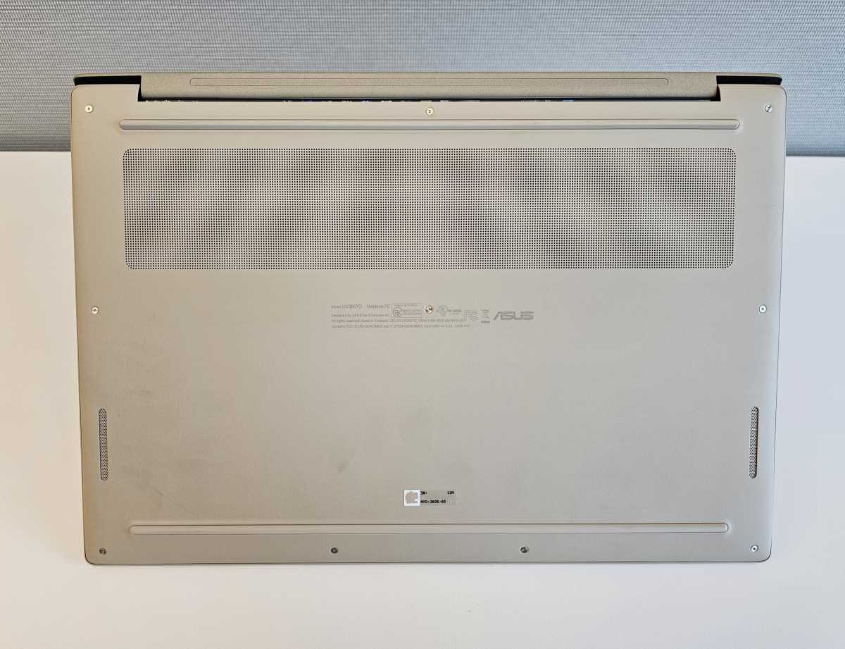 Asus ZenBook A16 UX3607O vents