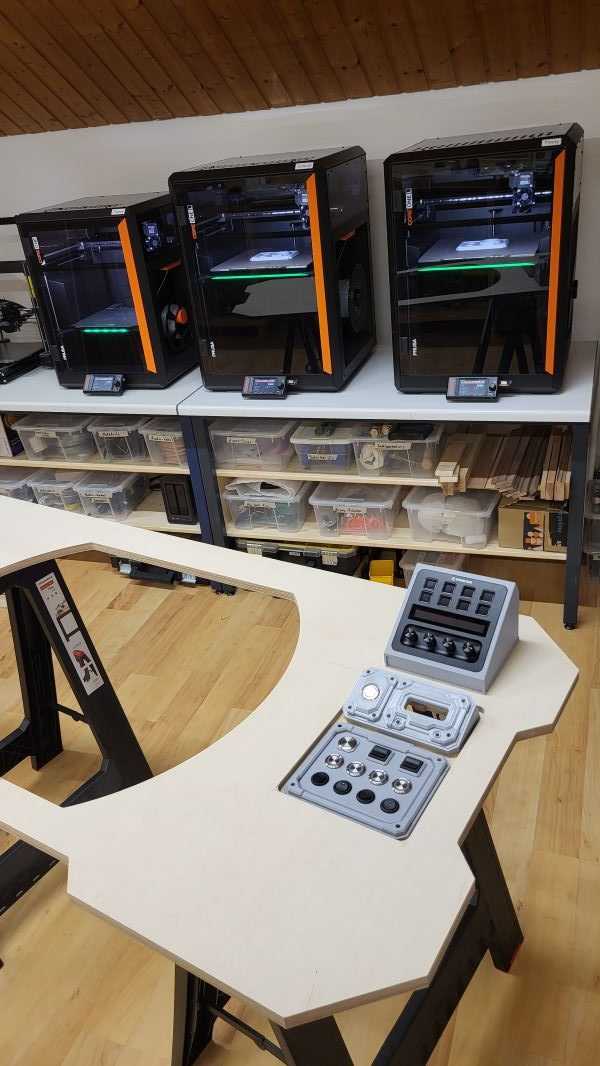HMX 6 Desk 600
