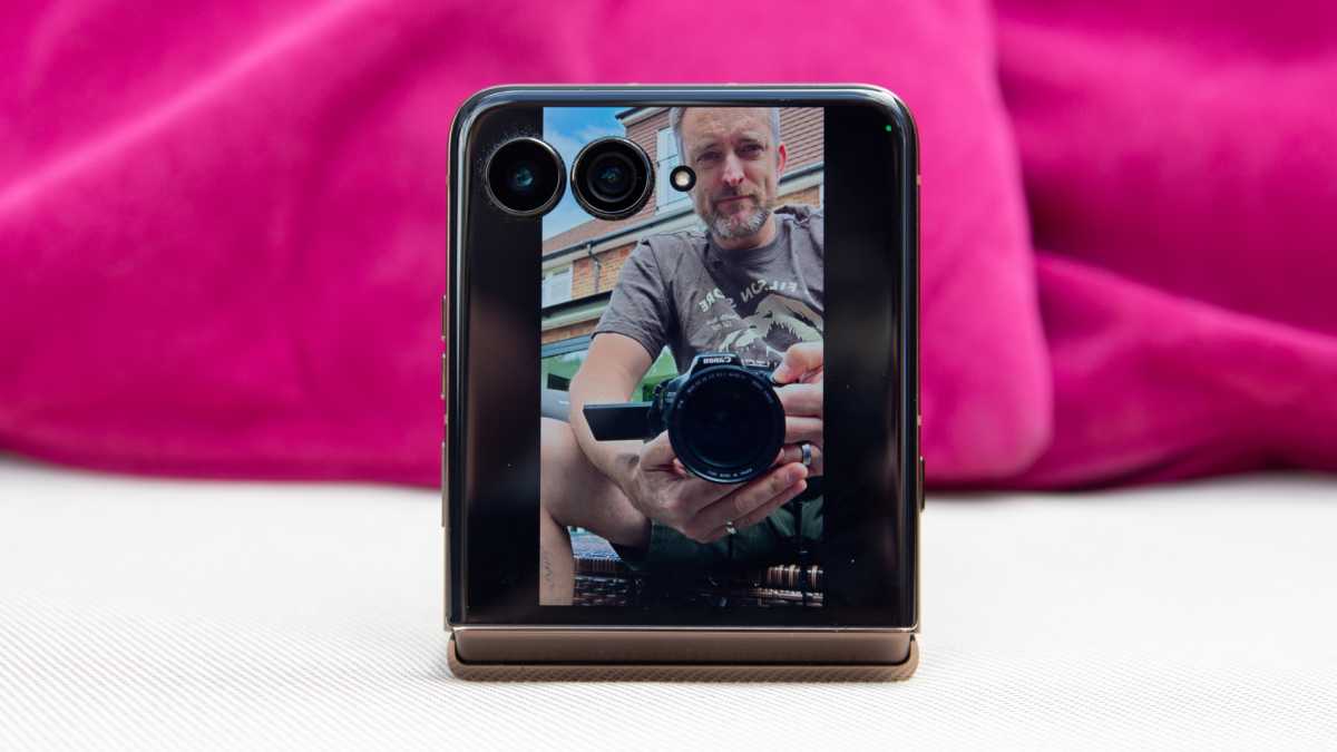 Motorola Razr 70 Ultra cover camera