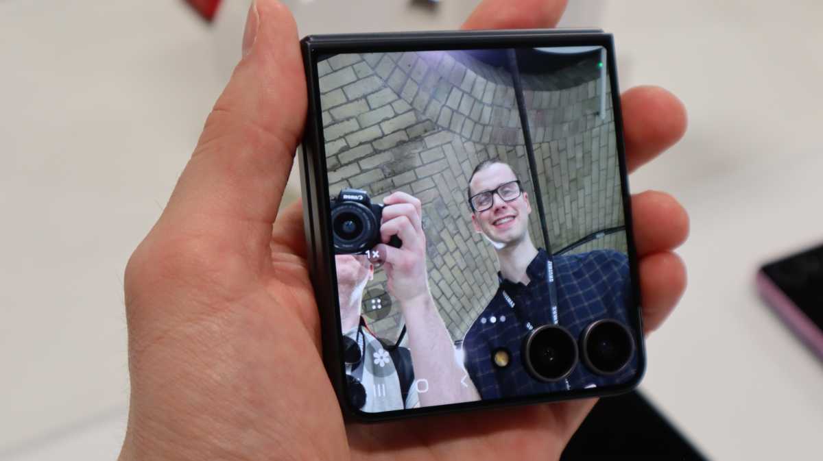Using the cover screen camera on the Samsung Galaxy Z Flip 8