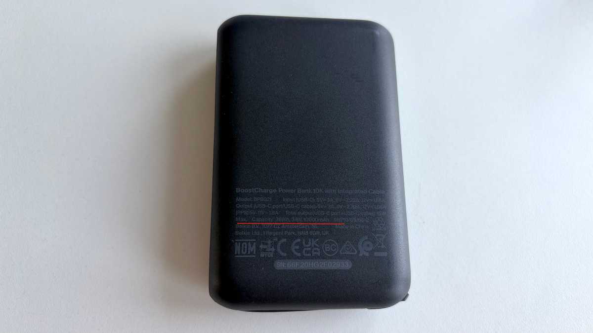 Belkin Boost Charge mit den wichtigen technischen Angaben direkt auf der Rückseite