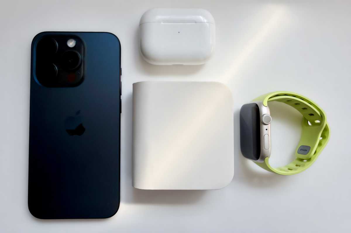 Mophie Roam 3 in 1 Travel Charger above 3