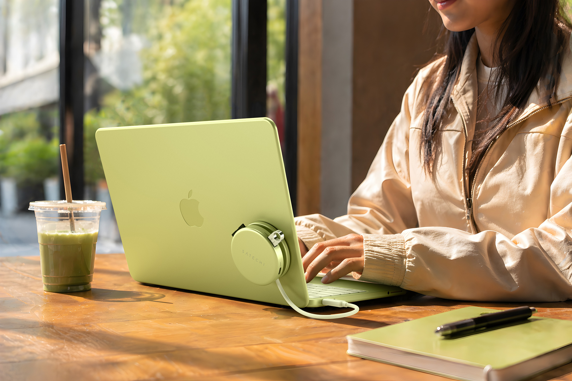 Satechi OnTheGo Multiport Adapter – Neo-colored Magnetic hub