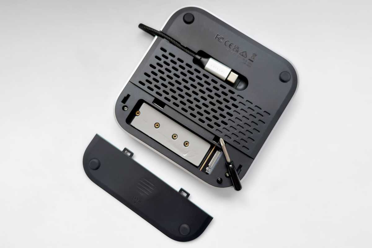 Satechi Stand Hub Mac mini M4 SSD Enclosure slot