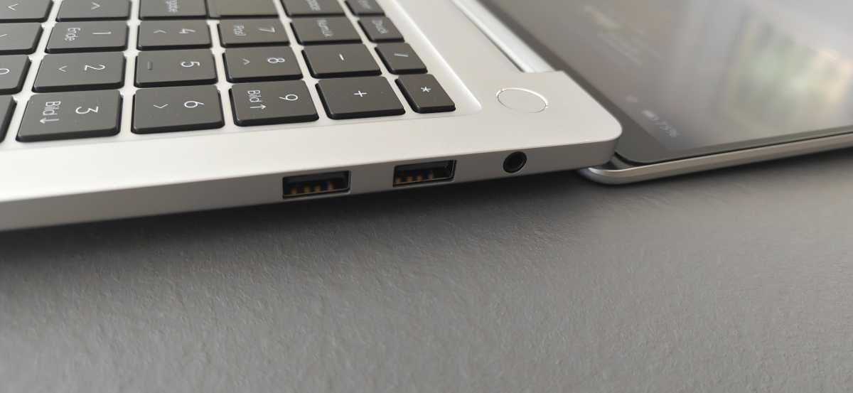 Test Geekom Geekbook M16 rechts