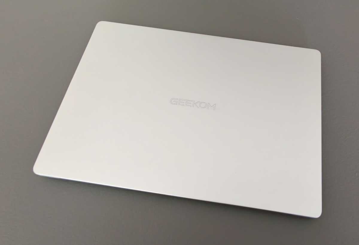 Test Geekom Geekbook M16 zugeklappt
