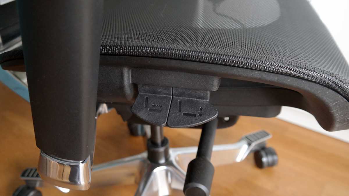 Unterseite eines Netzsitzes mit Bedienhebeln und Gasdruckfeder.