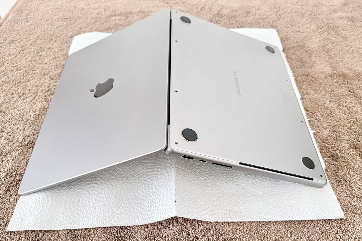 Apple MacBook drying position on towel