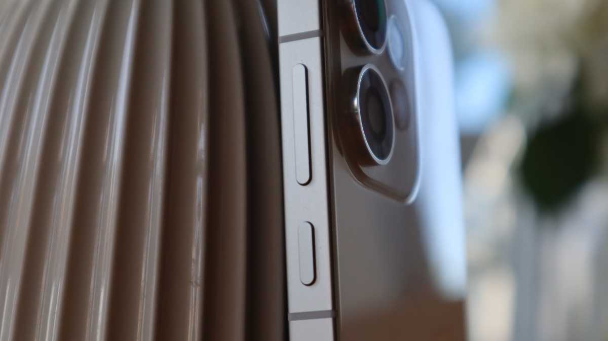 Oppo Reno 16 power button and volume rocker