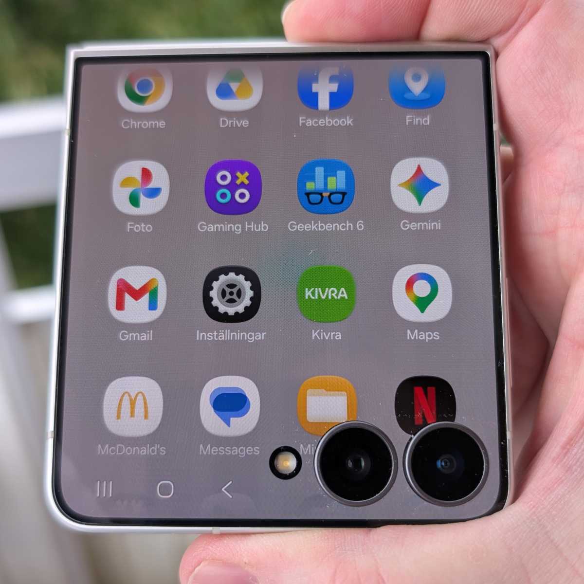 Samsung Galaxy Z Flip8 appmeny på ytterskärm
