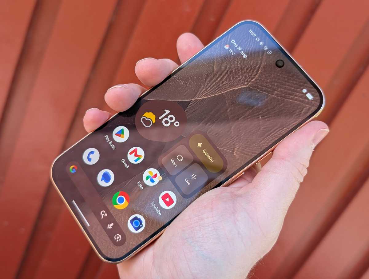 Google Pixel 11 Pro i handen