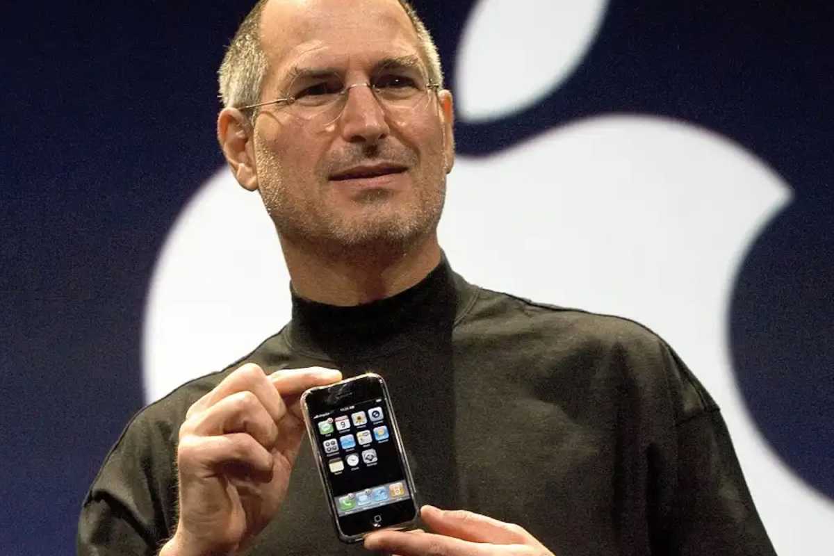 Steve Jobs with the first iPhone