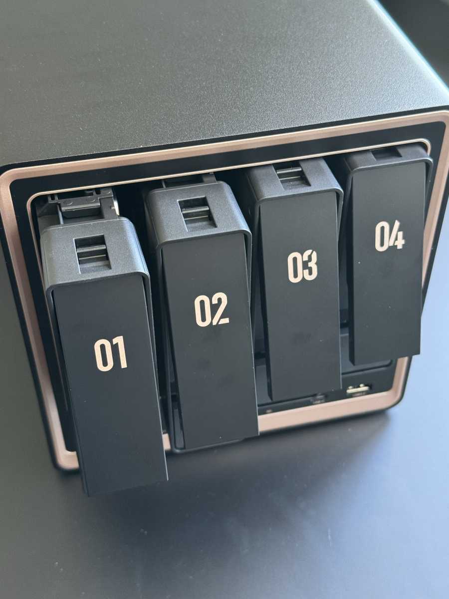 Test Ugreen NAS DXP4800GT Bays herausgezogen