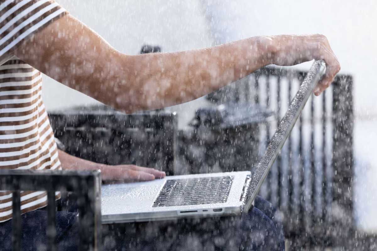 UAG DryOut MacBook rain