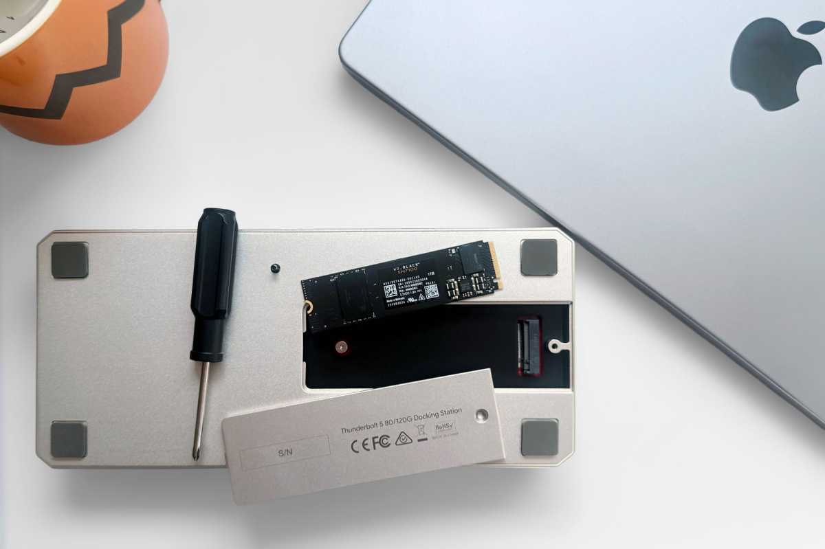 Wavlink Thunderbolt 5 dock station with SSD open