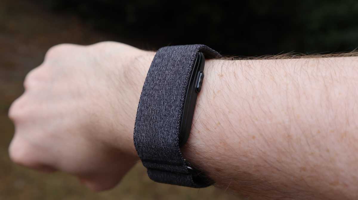Умное кольцо Garmin Cirqa готовится к выходу на рынок Умное кольцо Garmin Cirqa на руке