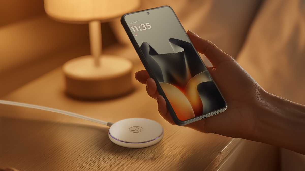 Moto snap wireless charger