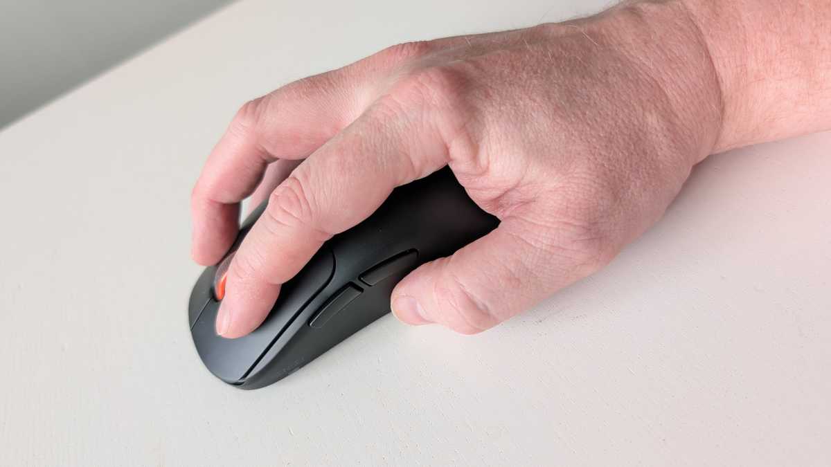 Steelseries Sensei Pro i handen