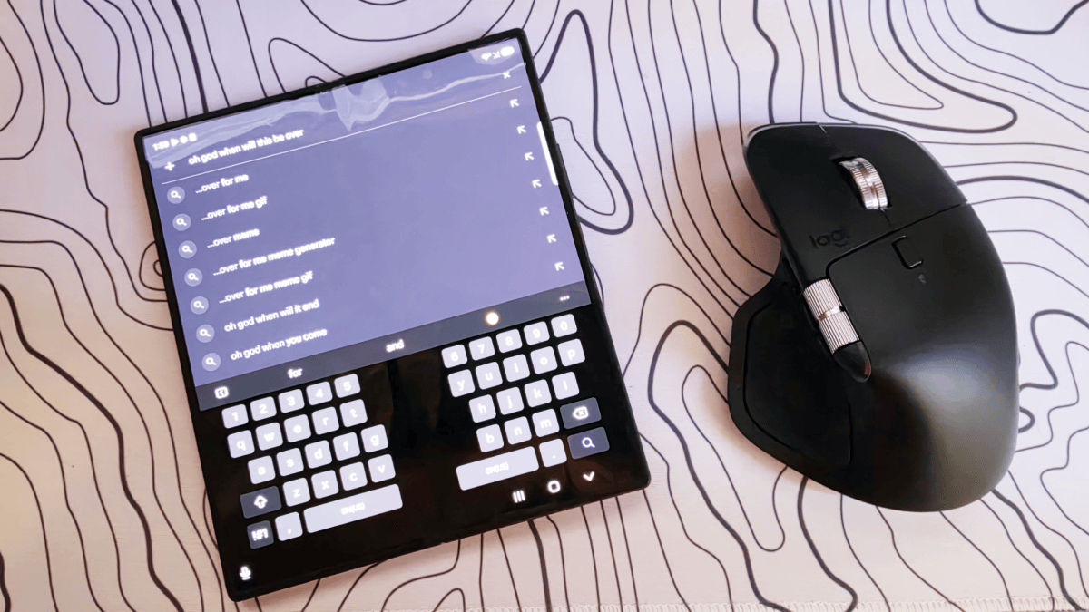 Samsung Galaxy Fold Z6 with mouse